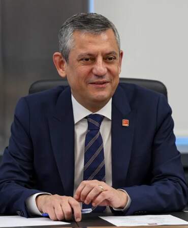 Özgür Özel’in ‘Yeni Parti’si resmen kuruluyor mu? TÜRKPATENT’teki sürpriz başvuru kulisleri hareketlendirdi