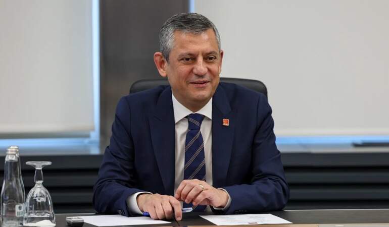 Özgür Özel’in ‘Yeni Parti’si resmen kuruluyor mu? TÜRKPATENT’teki sürpriz başvuru kulisleri hareketlendirdi