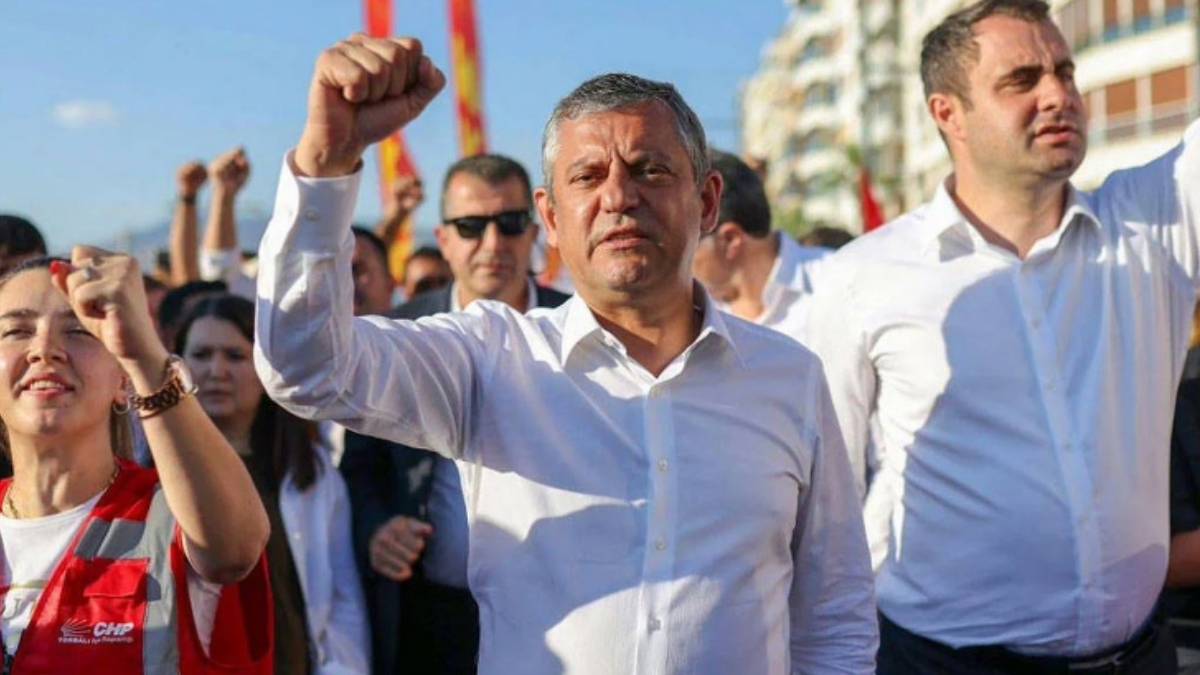 Özgür Özel’in işaret ettiği süreçte kritik adım: ‘Yeni Parti’ adı için resmi başvuru yapıldı