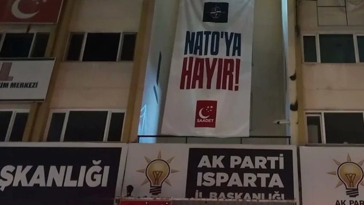 Saadet Partisi, “NATO’ya Hayır” pankartına kesilen para cezasını yargıya taşıyacak