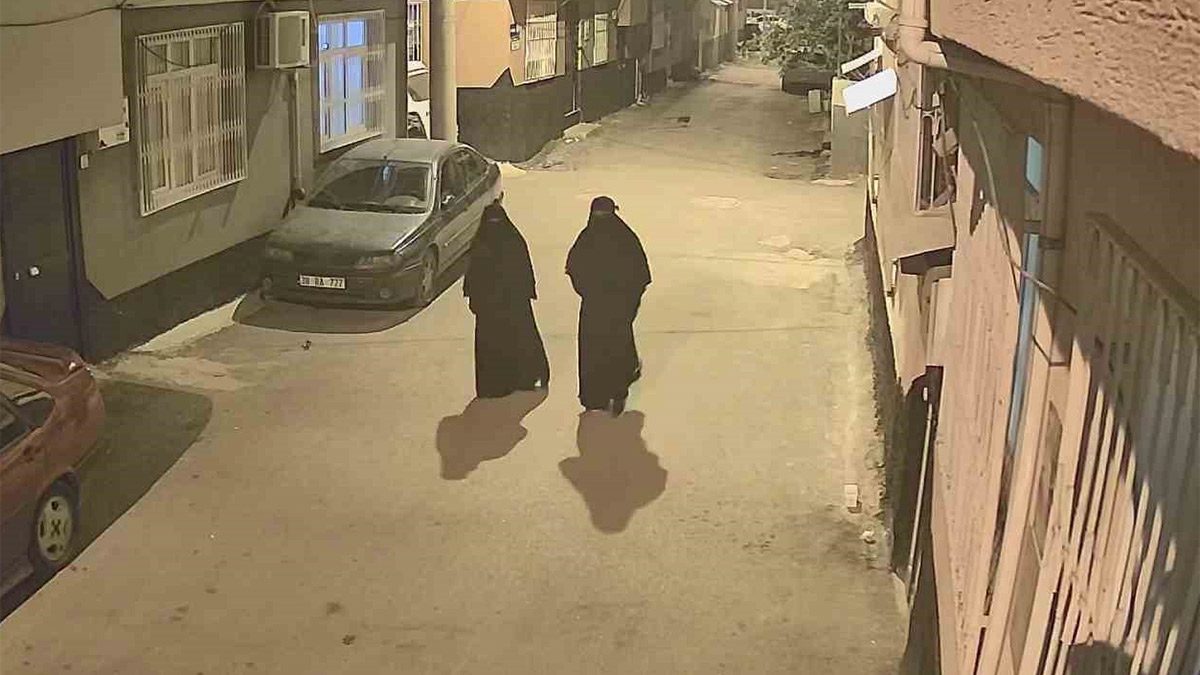 Adana’da çarşaflı hırsızlık: Yüzlerini gizleyip eve girdiler