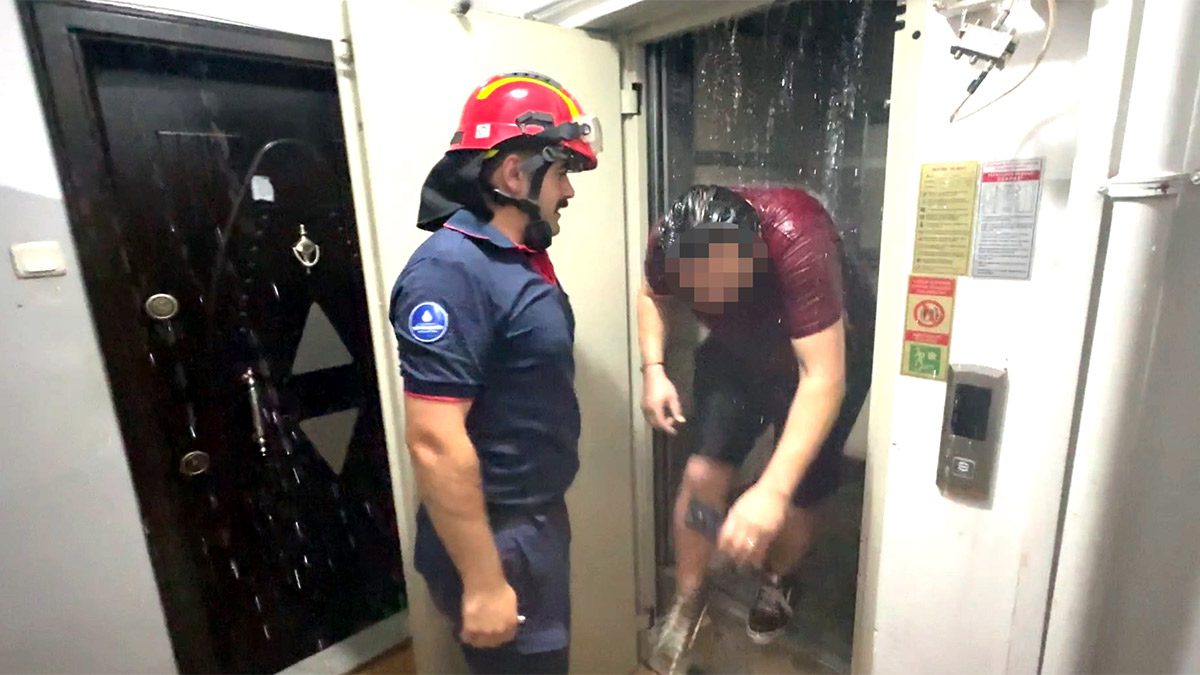 Avcılar’da ilginç kurtarma: Su vanasını söken adam asansörde mahsur kaldı