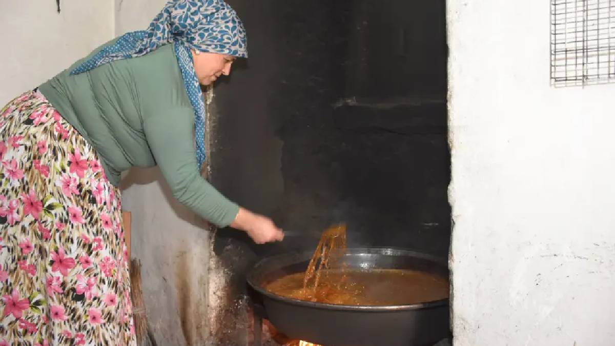 Hasat bitti kazan mesaisi başladı! Sıfır şekerle odun ateşinde saatlerce kaynıyor