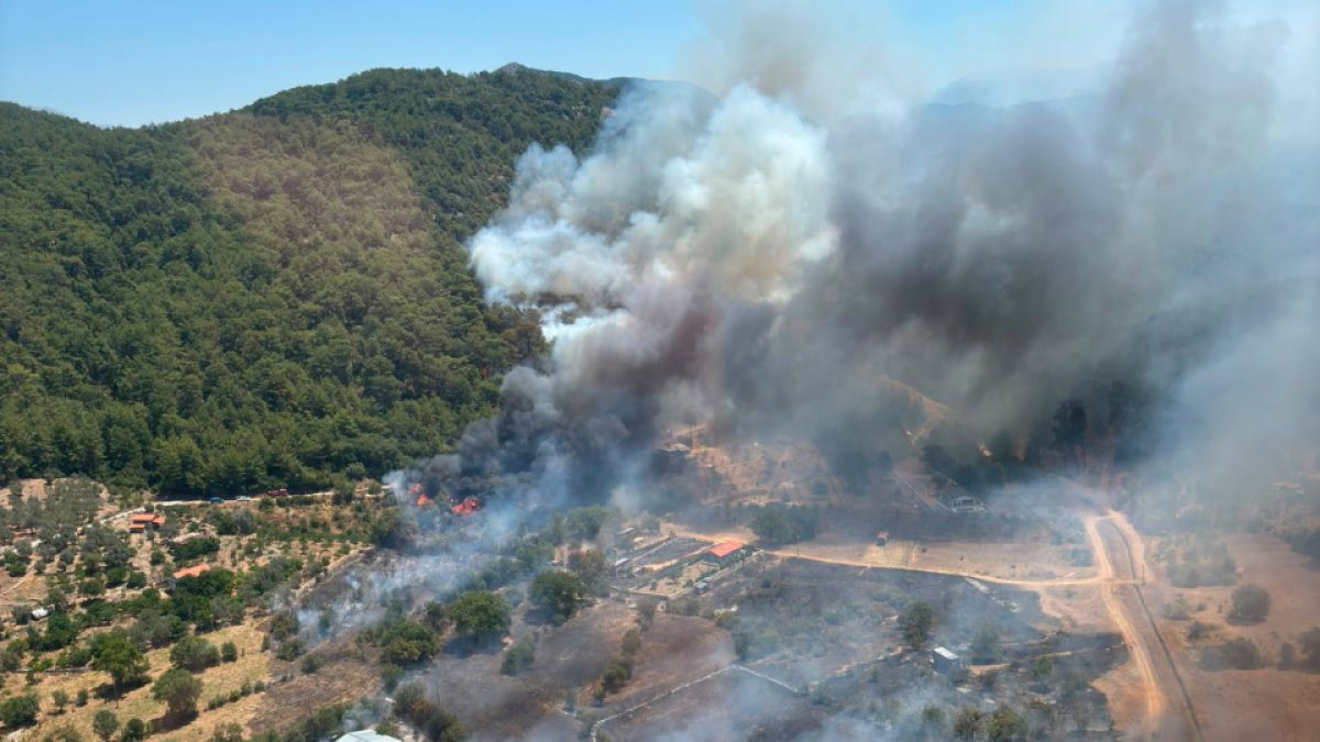 Fethiye’de orman yangını: 10 ev tahliye edildi, 4 bungalov hasar gördü