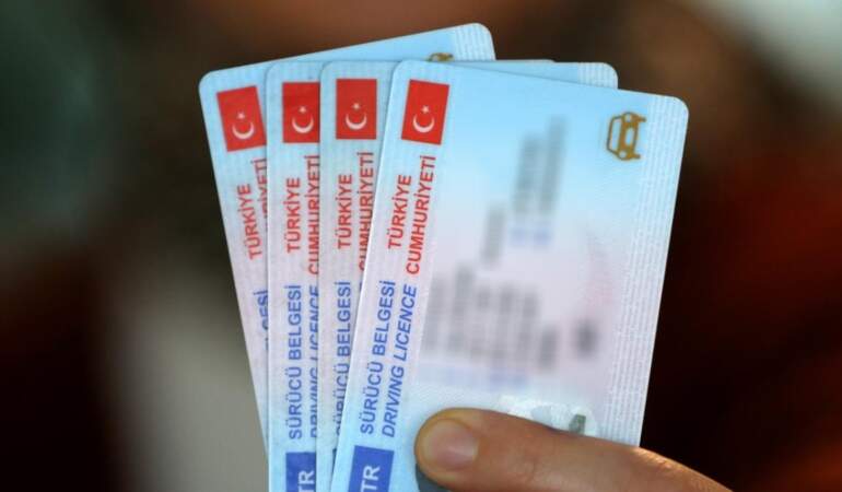 Trafikte ‘3 İhlal’ devri kapandı: Kurallara uymayan sürücülerin ehliyeti anında böyle yakılacak!
