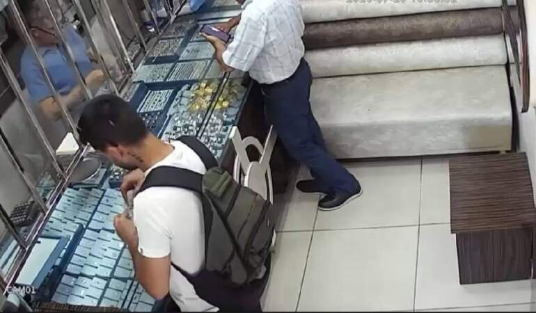 Kuyumcudan aldığı 2 milyon 300 bin liralık altınlarla kayboldu: Motosikleti terk edilmiş halde bulunan kurye aranıyor