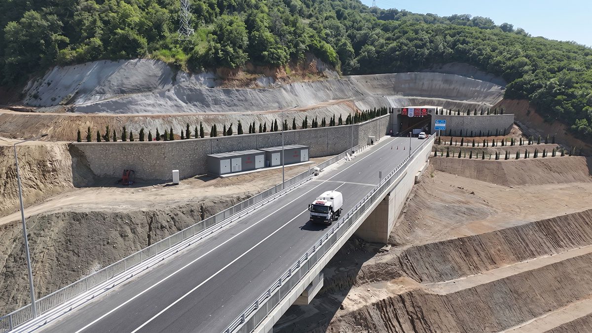 Saatlerce süren virajlı yollar tarih oldu: Seyahat süresi 30 dakikaya düşüyor