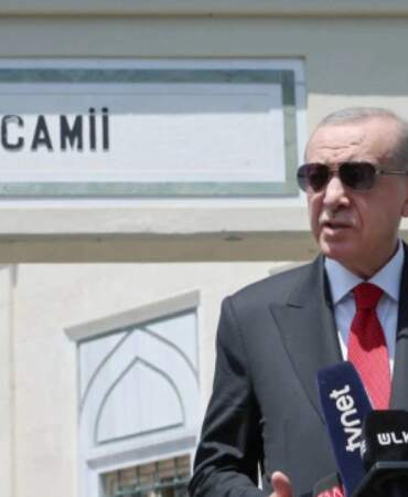 Erdoğan cuma namazını Hz. Ali Camisi’nde kıldı