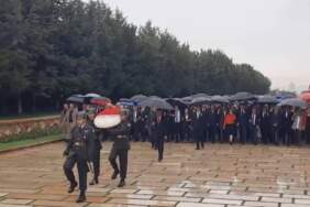 Özgür Özel, Anıtkabir’e yürüdü