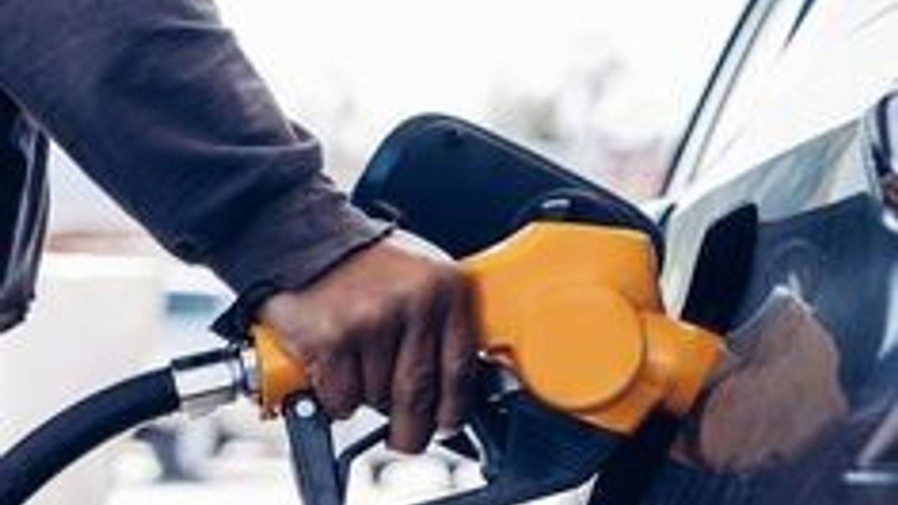 Akaryakıtta İndirim Rüzgarı: Benzine Gece Yarısı Yeni İndirim Beklentisi