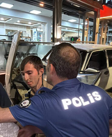 Alkollü Sürücü Kaza Yaptı, Akrabaları Ortalığı Birbirine Kattı: 12 Kişi Gözaltında