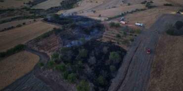Güdül’de araç yangını otluk alana sıçradı