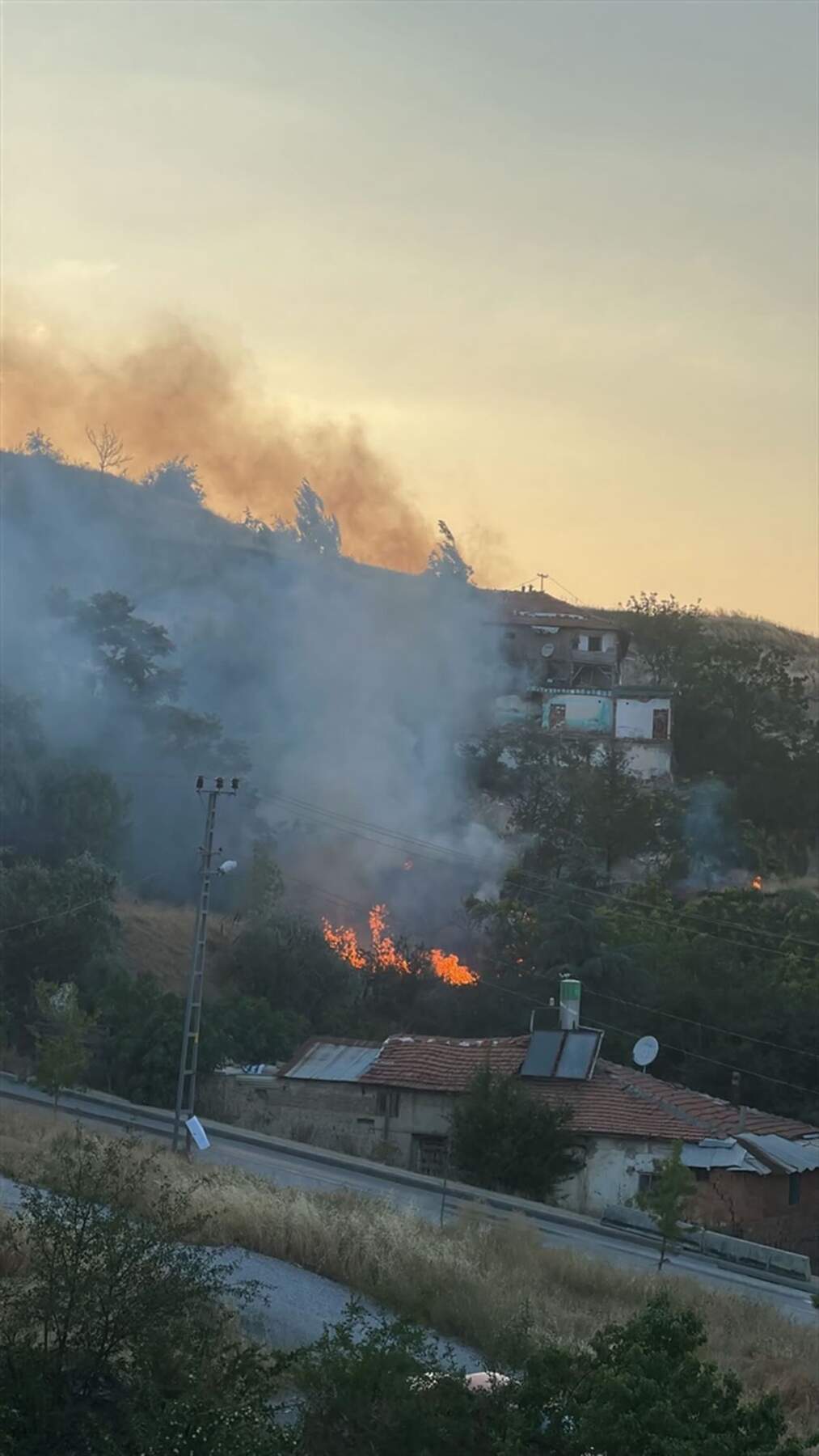 Mamak’ta Otluk Alanda Yangın Kontrol Altına Alındı