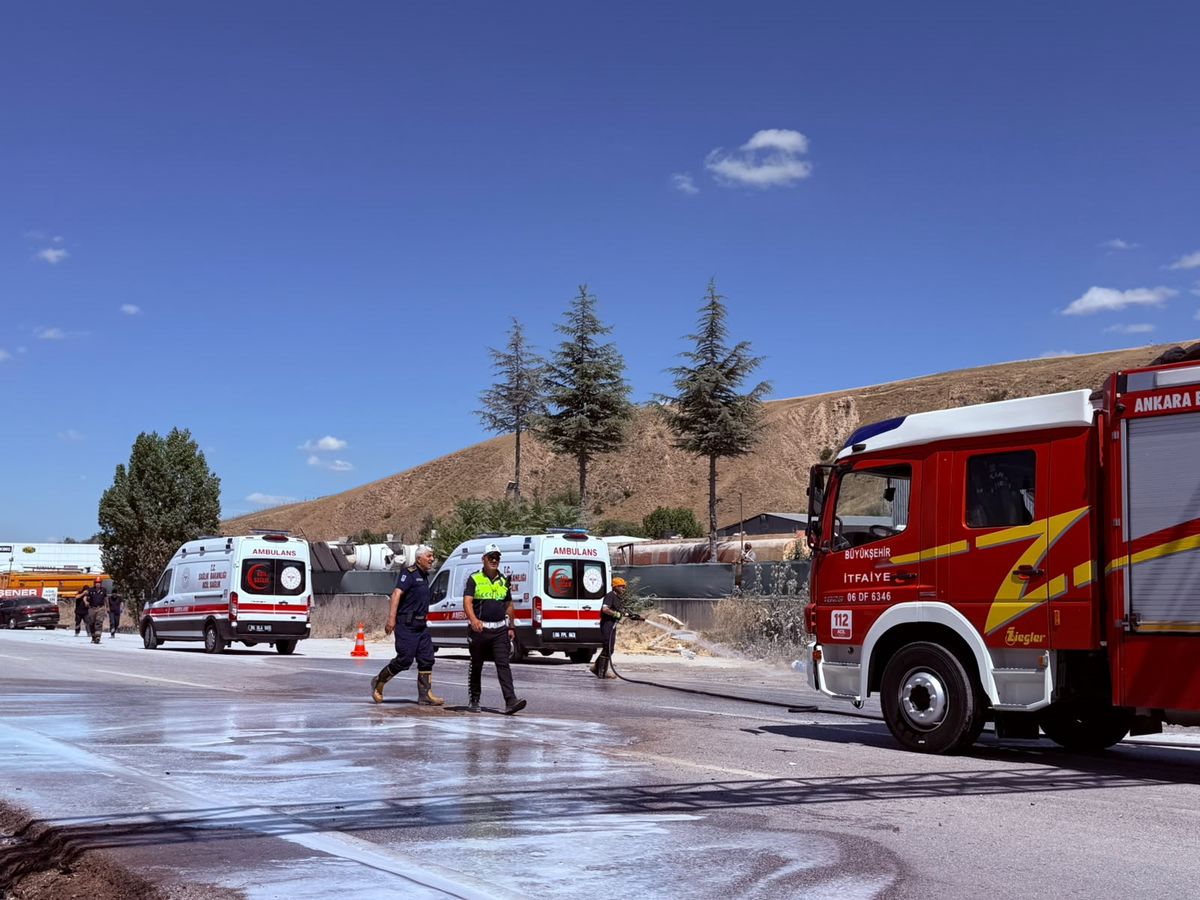 Ankara’da Direğe Çarpan Otomobilde 3 Yaralı