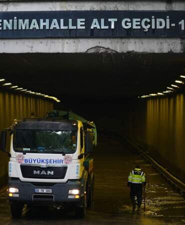 Ankara’da şiddetli yağmurda yol çöktü