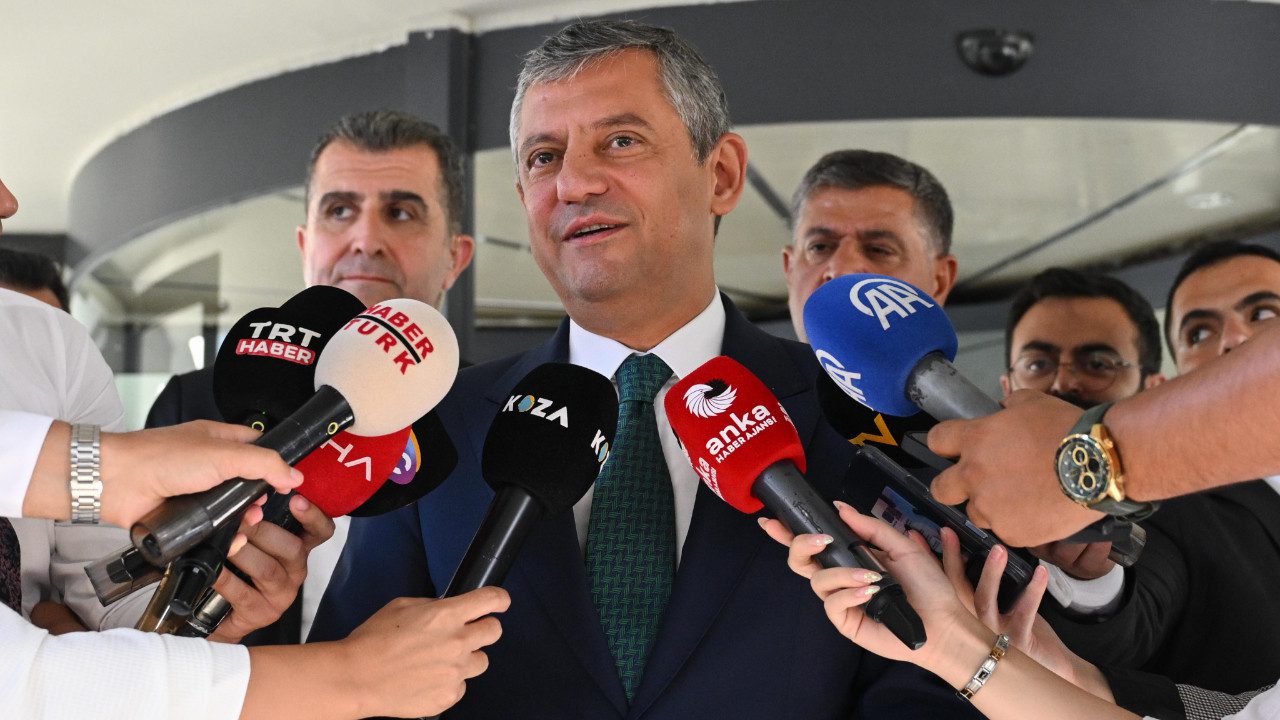 CHP’de Özgür Özel ve Ekibinin Yapacağı Kritik Toplantı Yarına Ertelendi: Milletvekili İstifaları Başladı