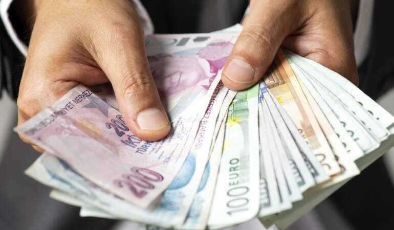Dolar ve Euro Kaç Lira Oldu? İşte Serbest Piyasada İlk Rakamlar