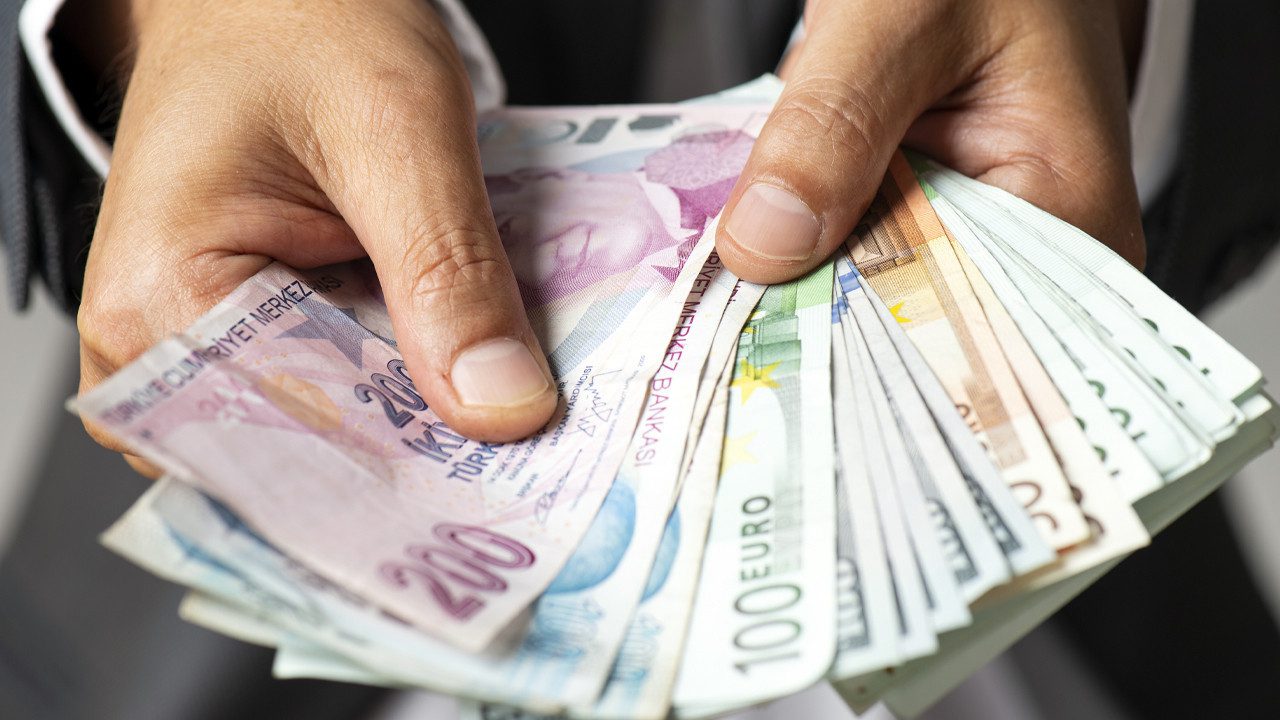 Dolar ve Euro Kaç Lira Oldu? İşte Serbest Piyasada İlk Rakamlar
