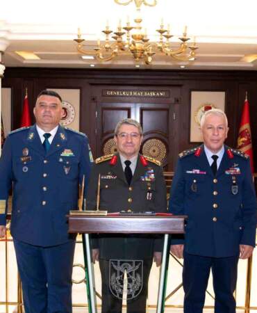 Bayraktaroğlu, Romanya Komutanını Kabul Etti