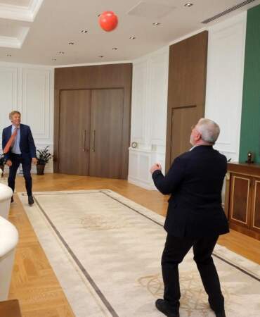 Hollanda Ankara Büyükelçisi Joep Wijnands, Belediye Başkanı Aşgın ile makam odasında futbol oynadı