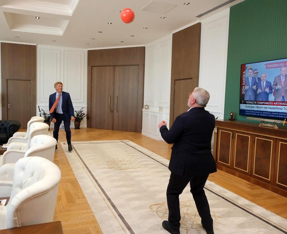 Hollanda Ankara Büyükelçisi Joep Wijnands, Belediye Başkanı Aşgın ile makam odasında futbol oynadı