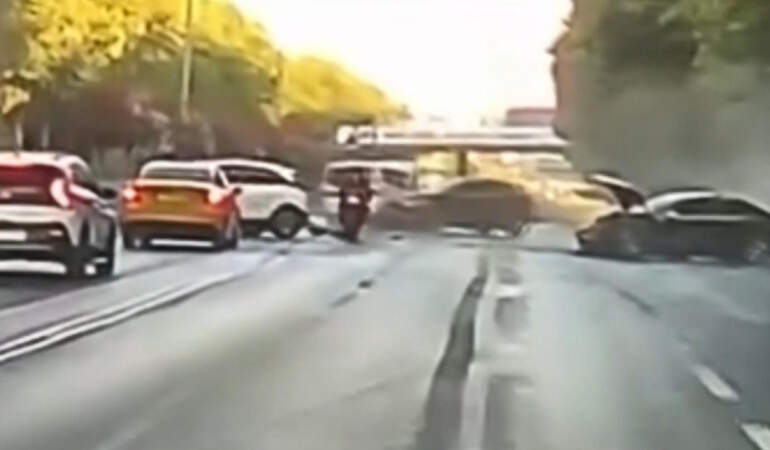 İstanbul’da 5 Araç Birbirine Girdi, Yaralılar Var