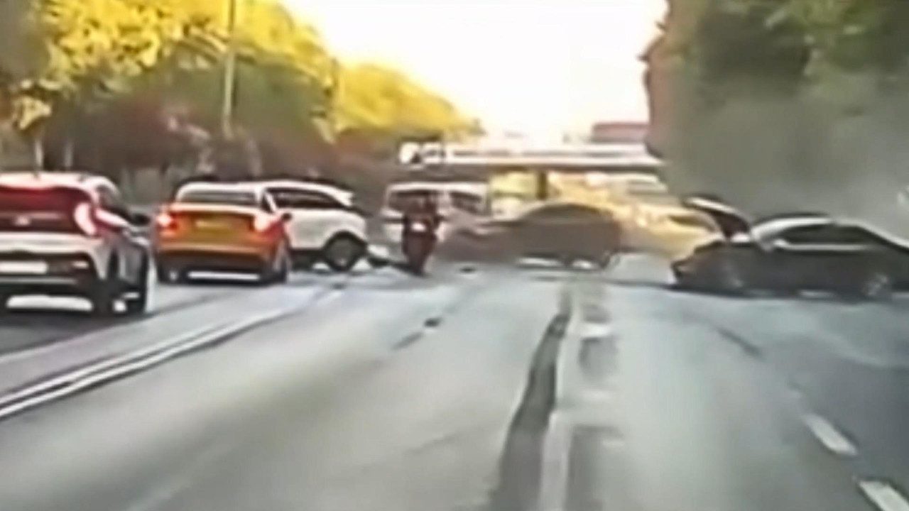 İstanbul’da 5 Araç Birbirine Girdi, Yaralılar Var