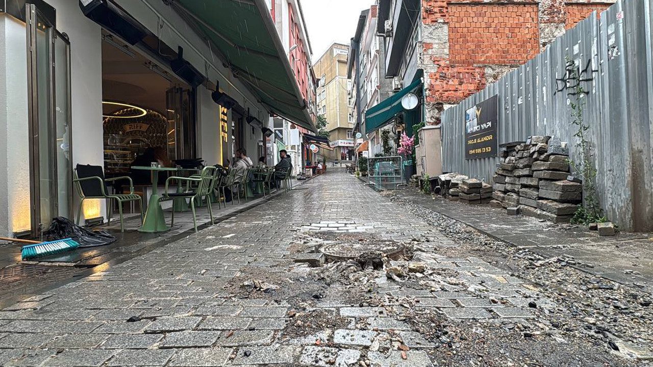 İstanbul’da Sağanak Vurdu: Üsküdar’ın Ünlü Gastronomi Sokağı Göle Döndü