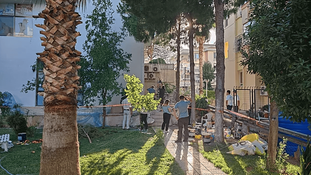İzmir’de Korku Dolu Anlar: 7’nci Kattaki İskele Düştü, 3 Kardeş İşçi Yaralandı