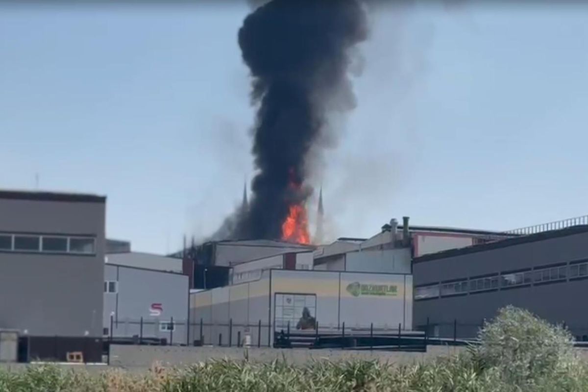 Ankara’da kimyasal ürün fabrikasında yangın: Alevler yan fabrikaya sıçradı