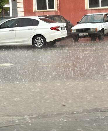 Kırşehir’de Sağanak Sel ve Su Baskınlarına Neden Oldu