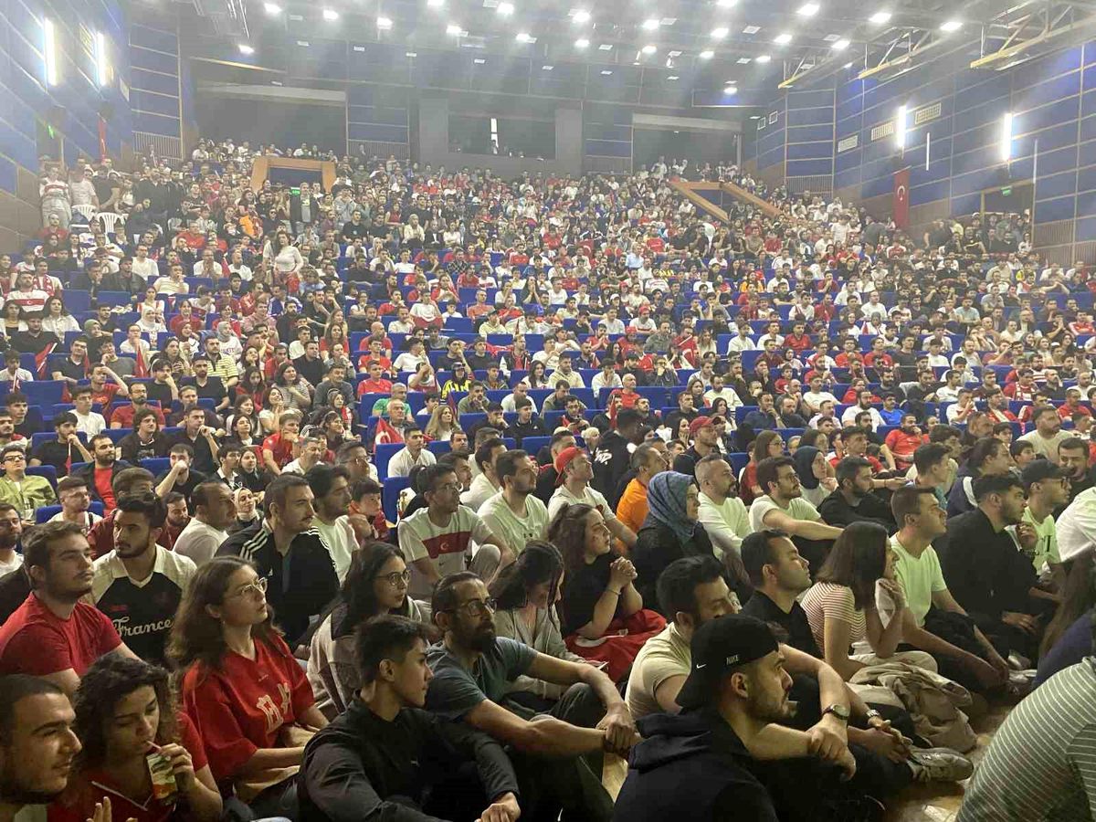 A Milli Takım’ın Maçı Dev Ekranda İzleniyor