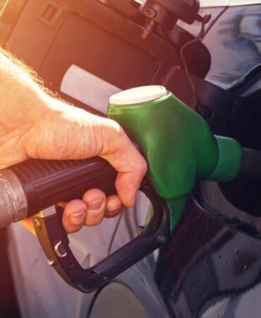 Motorine Dev Zam: Litre Fiyatı 70 TL Sınırını Aşarak Rekor Kırdı!