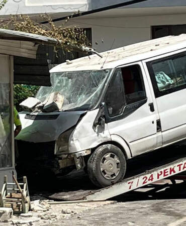 Ölüm Kıraathanede Yakaladı: Kontrolü Kaybeden Minibüs Oturanların Arasına Daldı