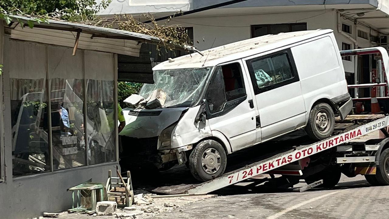 Ölüm Kıraathanede Yakaladı: Kontrolü Kaybeden Minibüs Oturanların Arasına Daldı