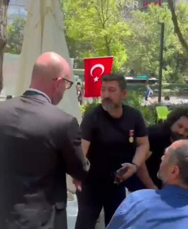 CHP’li vekillerden Güvenpark’ta nöbet tutan gazi ve şehit ailelerine ziyaret
