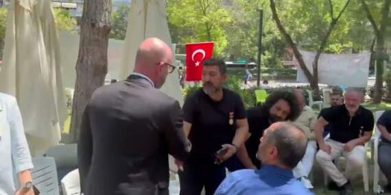 CHP’li vekillerden Güvenpark’ta nöbet tutan gazi ve şehit ailelerine ziyaret