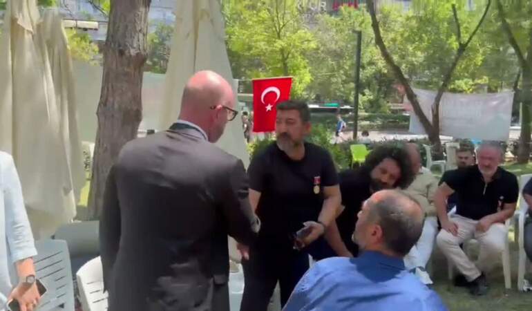 CHP’li vekillerden Güvenpark’ta nöbet tutan gazi ve şehit ailelerine ziyaret