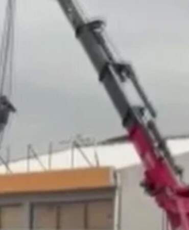 Ankara’da bir kişi vinçte sallandı: O anlar kameraya yansıdı