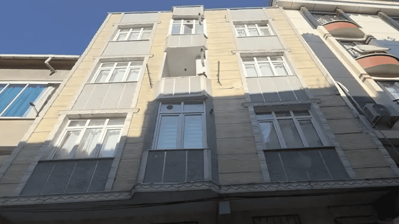 Sultangazi’de Çökme Alarmı: 3 Katlı Bina Tahliye Edildi