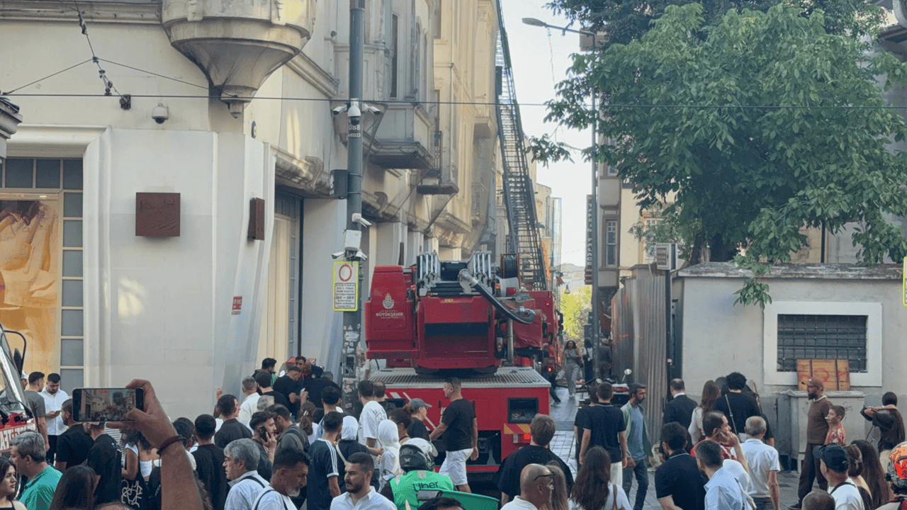 Taksim’de AVM’de Çıkan Yangın Söndürüldü