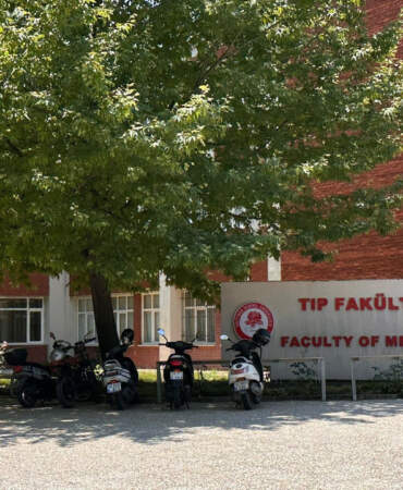 Tıp Fakültesinde Rüşvet Karşılığı Sınav Soruları Sızdırıldı İddiası! Emniyet Soruşturma Başlattı, Sınav İptal Edildi