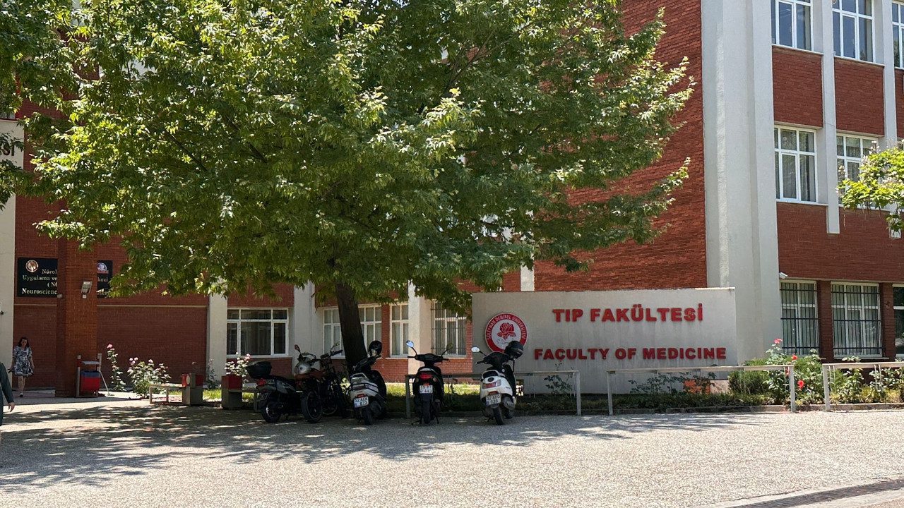 Tıp Fakültesinde Rüşvet Karşılığı Sınav Soruları Sızdırıldı İddiası! Emniyet Soruşturma Başlattı, Sınav İptal Edildi
