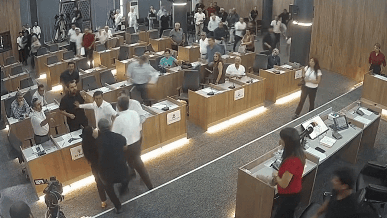 Toroslar Belediyesi’ndeki Arbede Kamerada: Başkan, Kürsüden İnip Meclis Üyesinin Üzerine Yürüdü