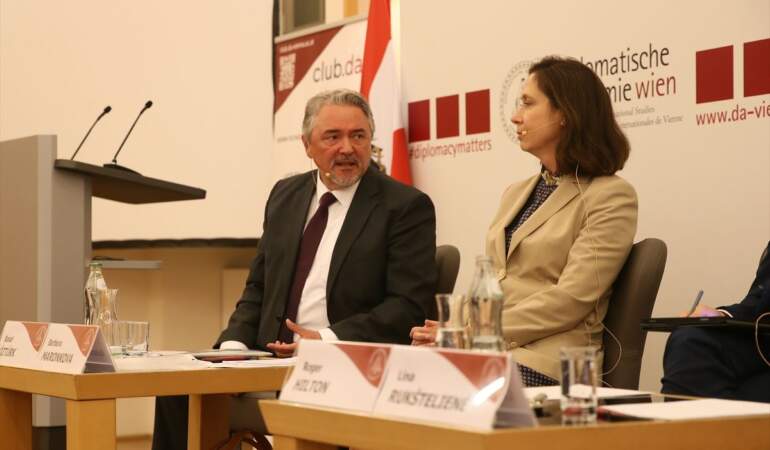 NATO Zirvesi Öncesi Viyana Paneli