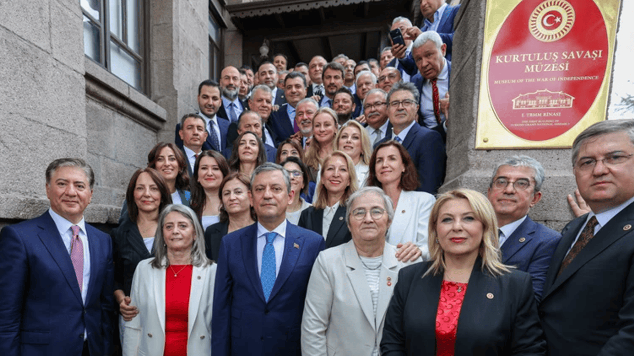Meclis’te Salı Mesaisi Kızışıyor: YENİ Parti ve CHP Aynı Salonda Peş Peşe Kürsüye Çıkacak
