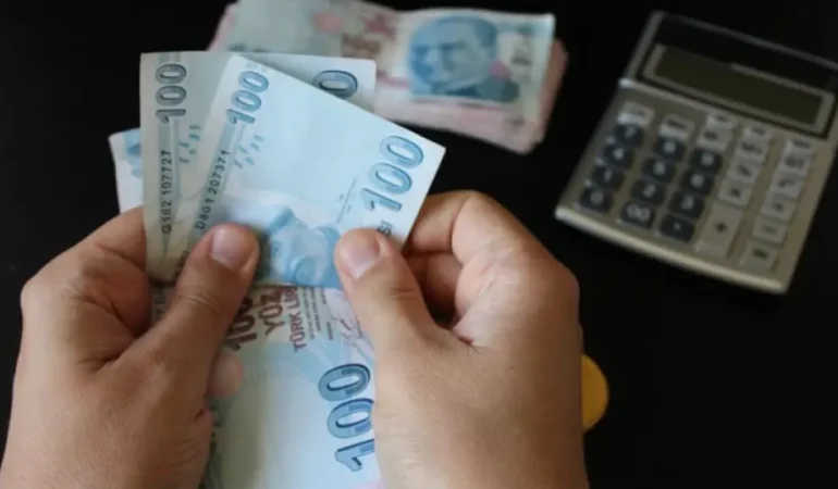 Bankaya Bu 2 Soruyu Sormadan İmza Atan Emekli Büyük Kaybediyor: İşte 30 Bin TL Promosyonun Gerçek Yüzü