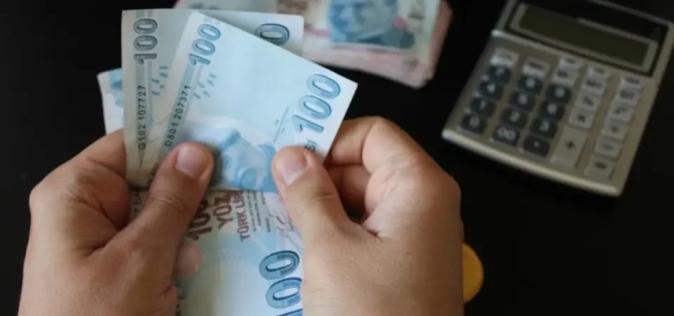 Bankaya Bu 2 Soruyu Sormadan İmza Atan Emekli Büyük Kaybediyor: İşte 30 Bin TL Promosyonun Gerçek Yüzü