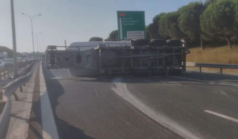 Büyükçekmece’de Beton Tankeri Devrildi! Yol Trafiğe Kapatıldı