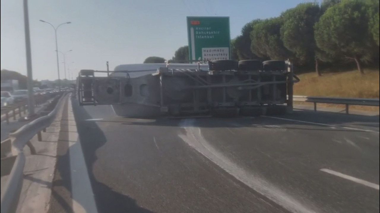 Büyükçekmece’de Beton Tankeri Devrildi! Yol Trafiğe Kapatıldı